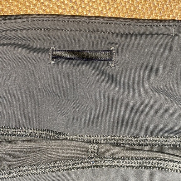 Lululemon camouflage Capri - Picture 3 of 4